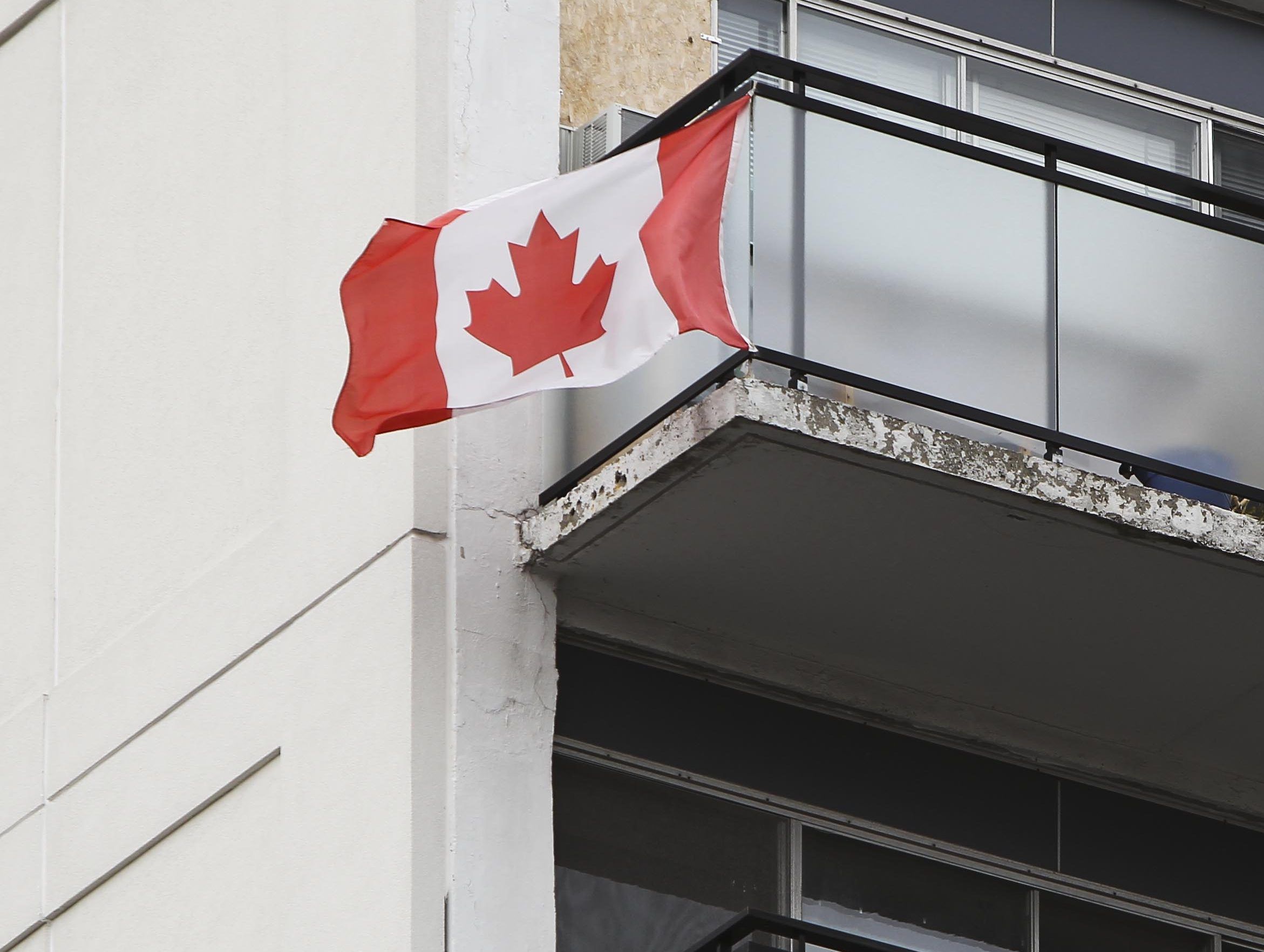 Air-force veteran forced to take down Canadian flag from condo unit Canada-flag-e1552855945436